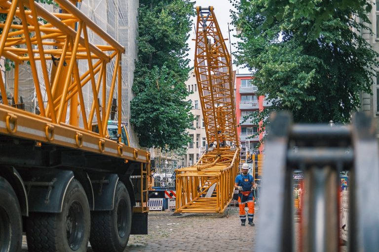 Grove GMK6450-1 dismantling a Potain MD 120 tower crane in Berlin