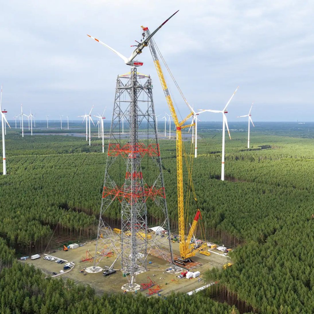 Liebherr LR 11350 crawler crane alongside the 365-metre GICON high-altitude wind turbine tower in Lusatia