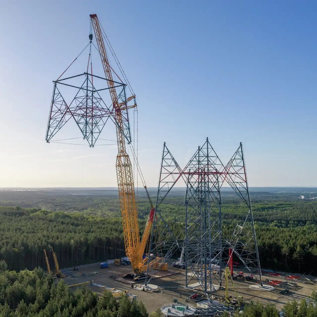 Liebherr LR 11350 with PowerBoom lifting a 375-tonne lattice tower section onto the base structure