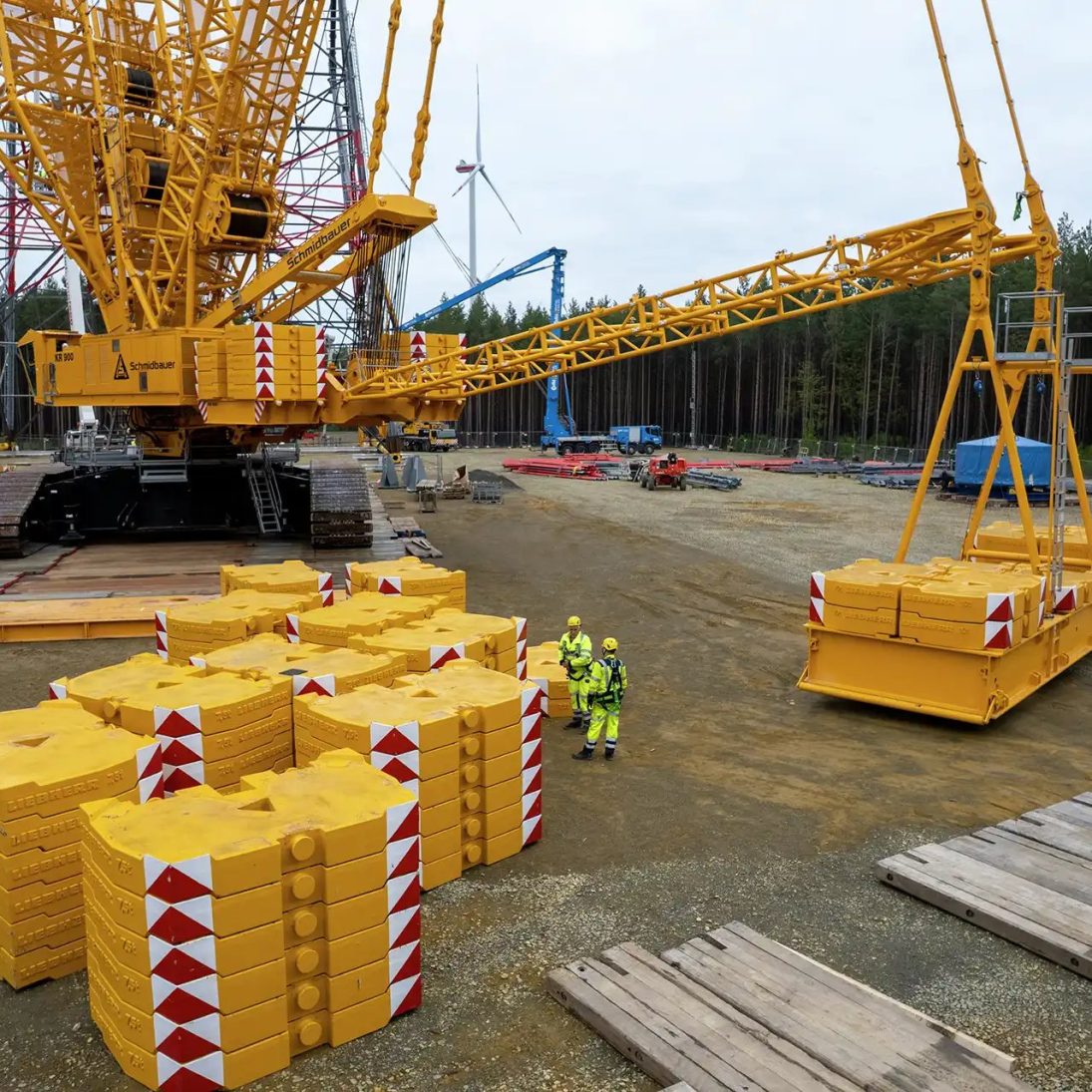Liebherr LR 11350 crawler crane being ballasted with up to 850 tonnes on the Lusatia jobsite