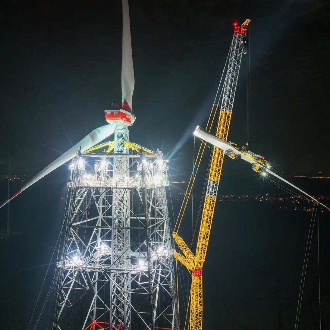 Night-time rotor blade installation on the GICON high-altitude wind turbine with the Liebherr LR 11350
