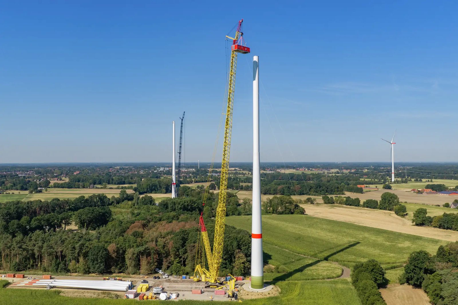 Liebherr LR 1800-1.0 with X3 boom system erecting an ENERCON E-160 EP5 wind turbine at the Heiden wind farm