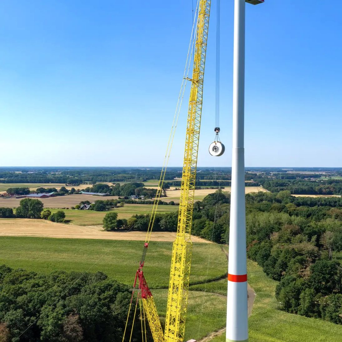 Three 12-metre X3 lattice sections widen the lower main boom of the Liebherr LR 1800-1.0 to six metres