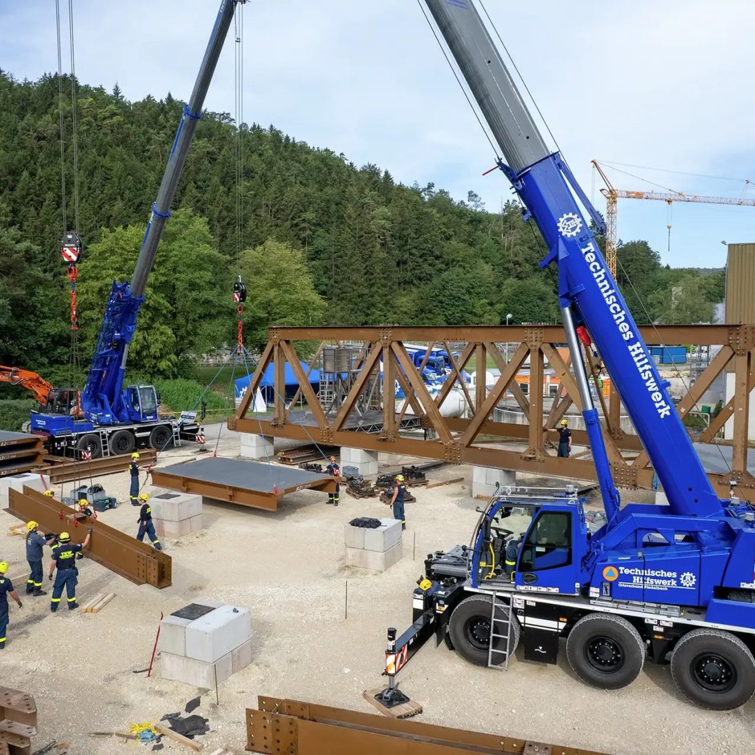 THW heavy-duty temporary bridge in Tuttlingen with a completed truss segment in the background