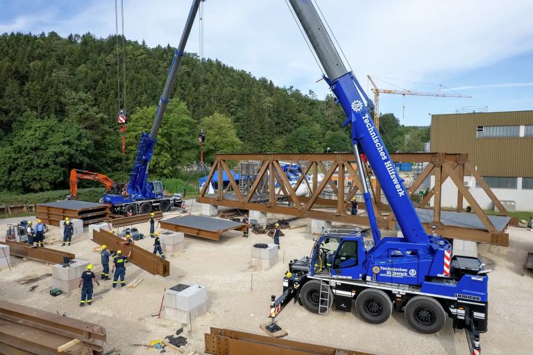 THW heavy-duty temporary bridge in Tuttlingen with a completed truss segment in the background