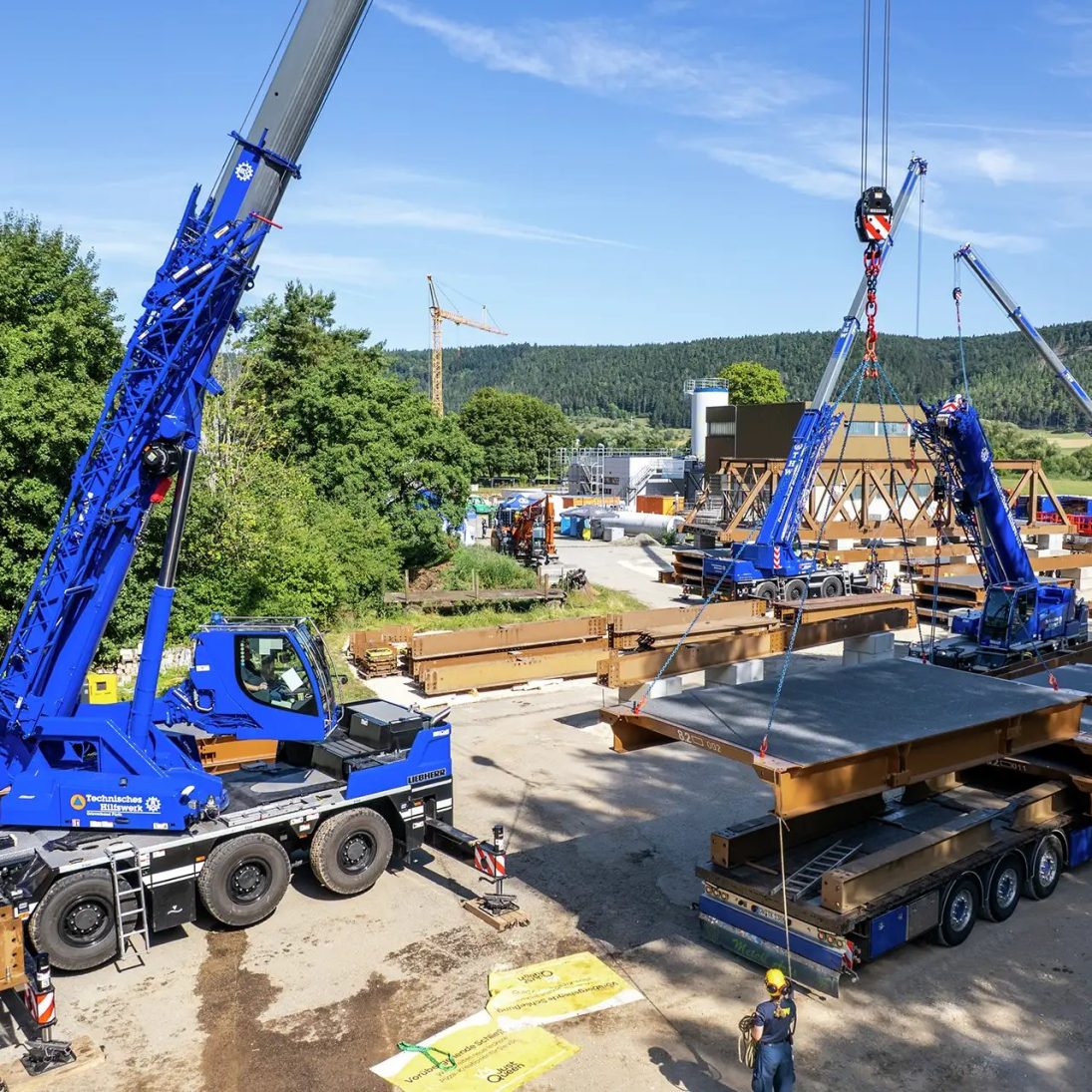 THW Liebherr LTC 1050-3.1 compact crane unloading deck sections for the temporary Danube bridge