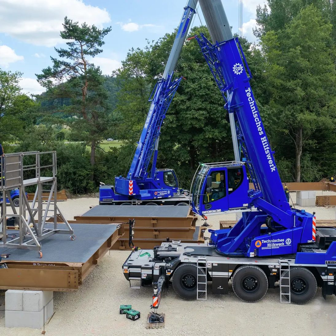 Raised lift cabin of the Liebherr LTC 1050-3.1 giving the operator a clear view of the bridge assembly