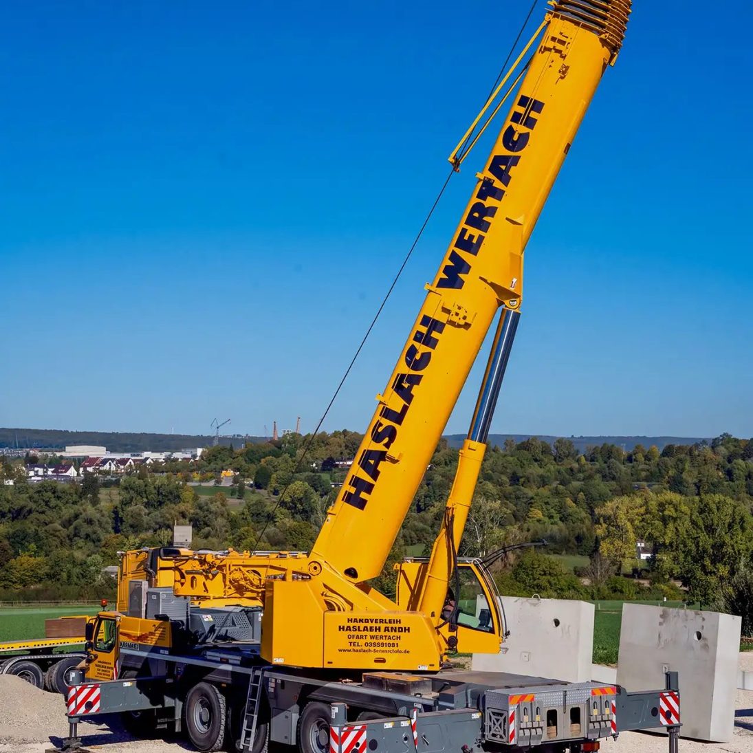 Liebherr LTM 1230-5.1 erecting precast concrete columns without counterweight