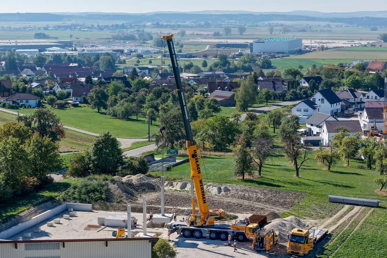 Liebherr LTM 1230-5.1 mobile crane lifting a 20-tonne concrete column in Ehingen-Berg