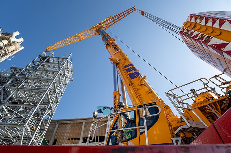 Crane operator guiding the Liebherr LTM 1650-8.1 during a blind lift at the Holcim cement works