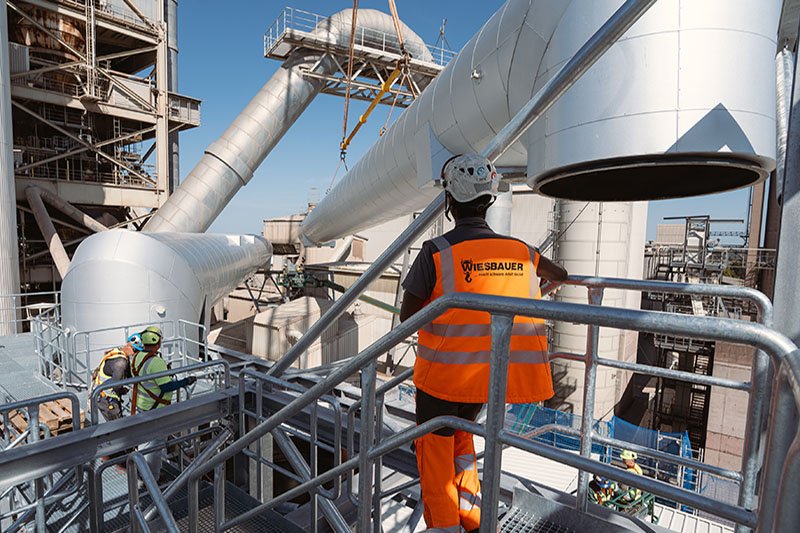 Both flue gas pipes hoisted into place by the Liebherr LTM 1650-8.1 at Dotternhausen