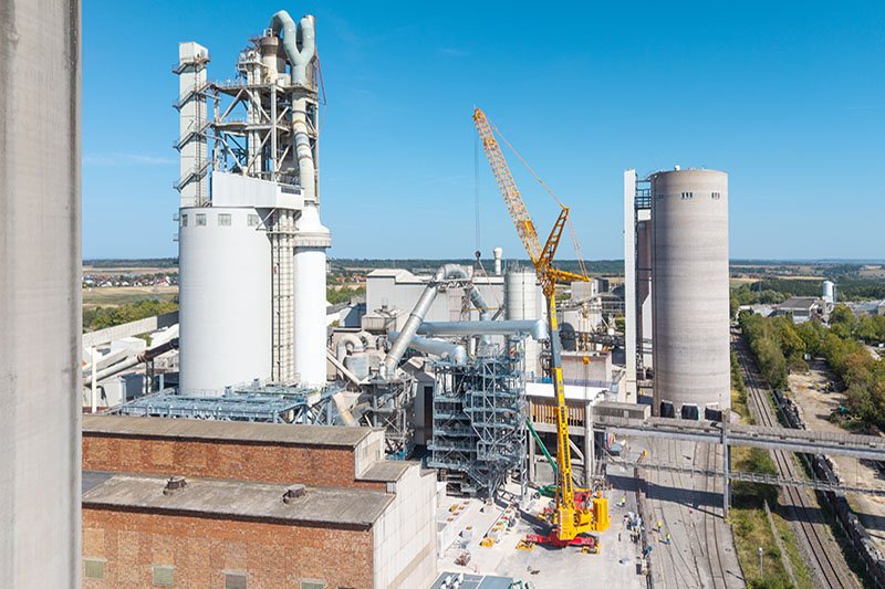 The second 33-tonne pipe being positioned next to the first by the Liebherr LTM 1650-8.1