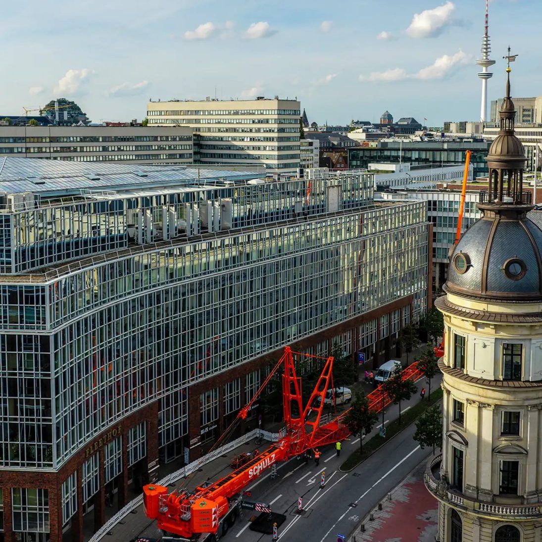 Liebherr LTM 1400-6.1 set up in a confined two-lane closure in Hamburg city centre