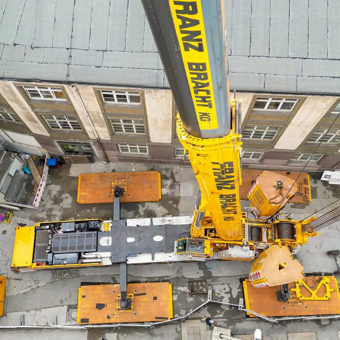 Liebherr LTM 1450-8.1 of Franz Bracht Kran-Vermietung working in confined space in Wuppertal