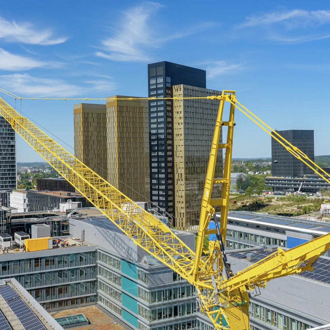 The LTM 1650-8.1 reaching over the European Parliament building to replace air-conditioning components
