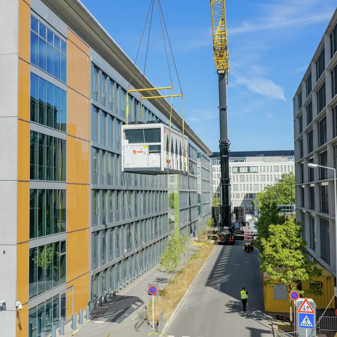 STEIL Kranarbeiten's LTM 1650-8.1 with 91-metre luffing jib in Luxembourg's European quarter