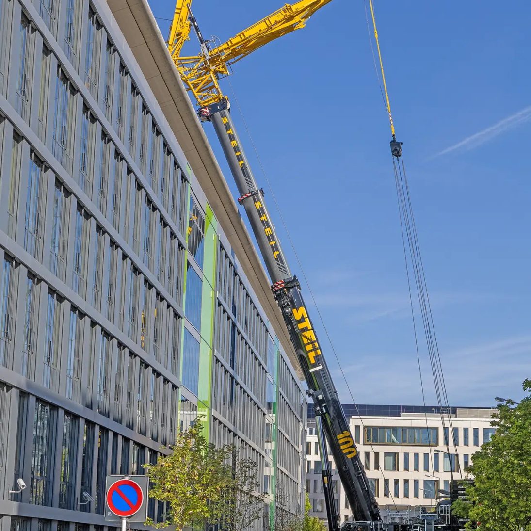 Air-conditioning unit being lifted onto the roof of the European Parliament by the Liebherr LTM 1650-8.1