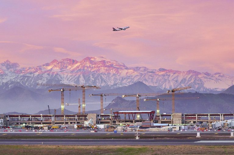 Rail-mounted Liebherr 250 EC-B 12 Litronic flat-top tower crane at the Nueva Pudahuel airport expansion in Santiago de Chile
