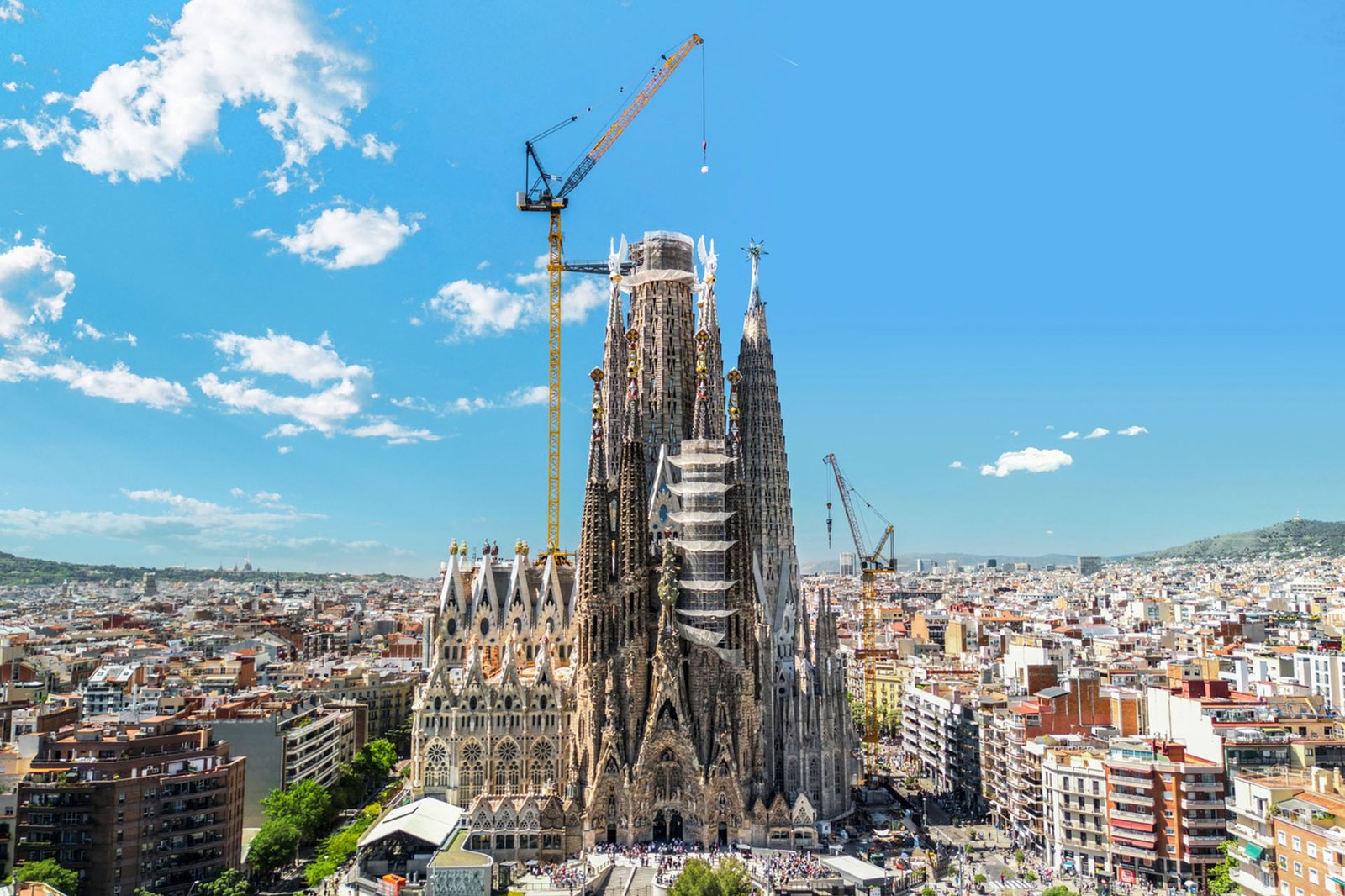 Liebherr 710 HC-L 32-64 Litronic luffing jib crane above the nave of the Sagrada Familia in Barcelona