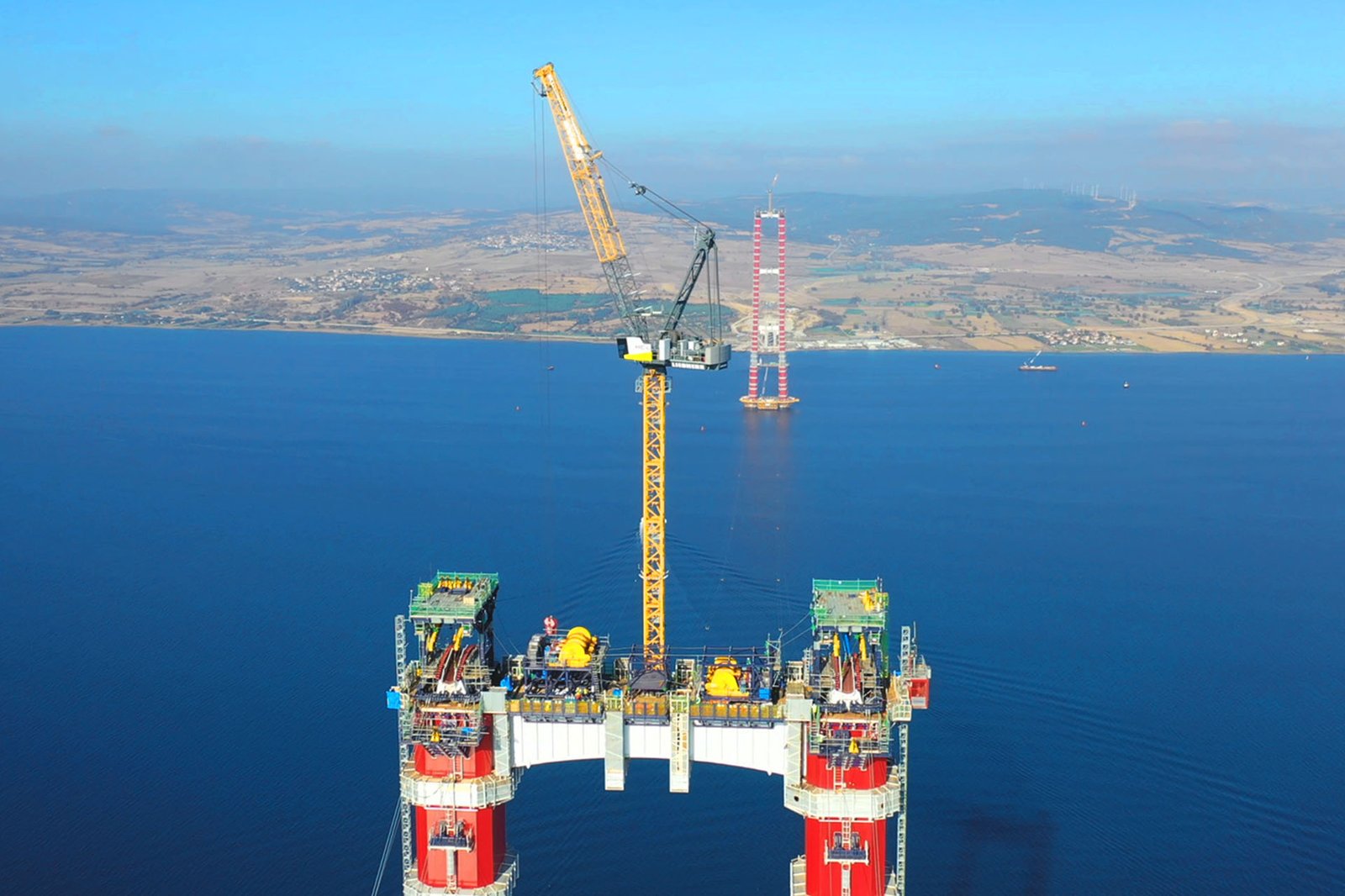Liebherr 357 HC-L luffing jib cranes on the 318-metre pylons of the Canakkale Bridge in Turkiye