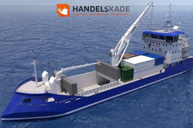 Liebherr LS-C 60 cylinder-luffing ship crane handling cargo