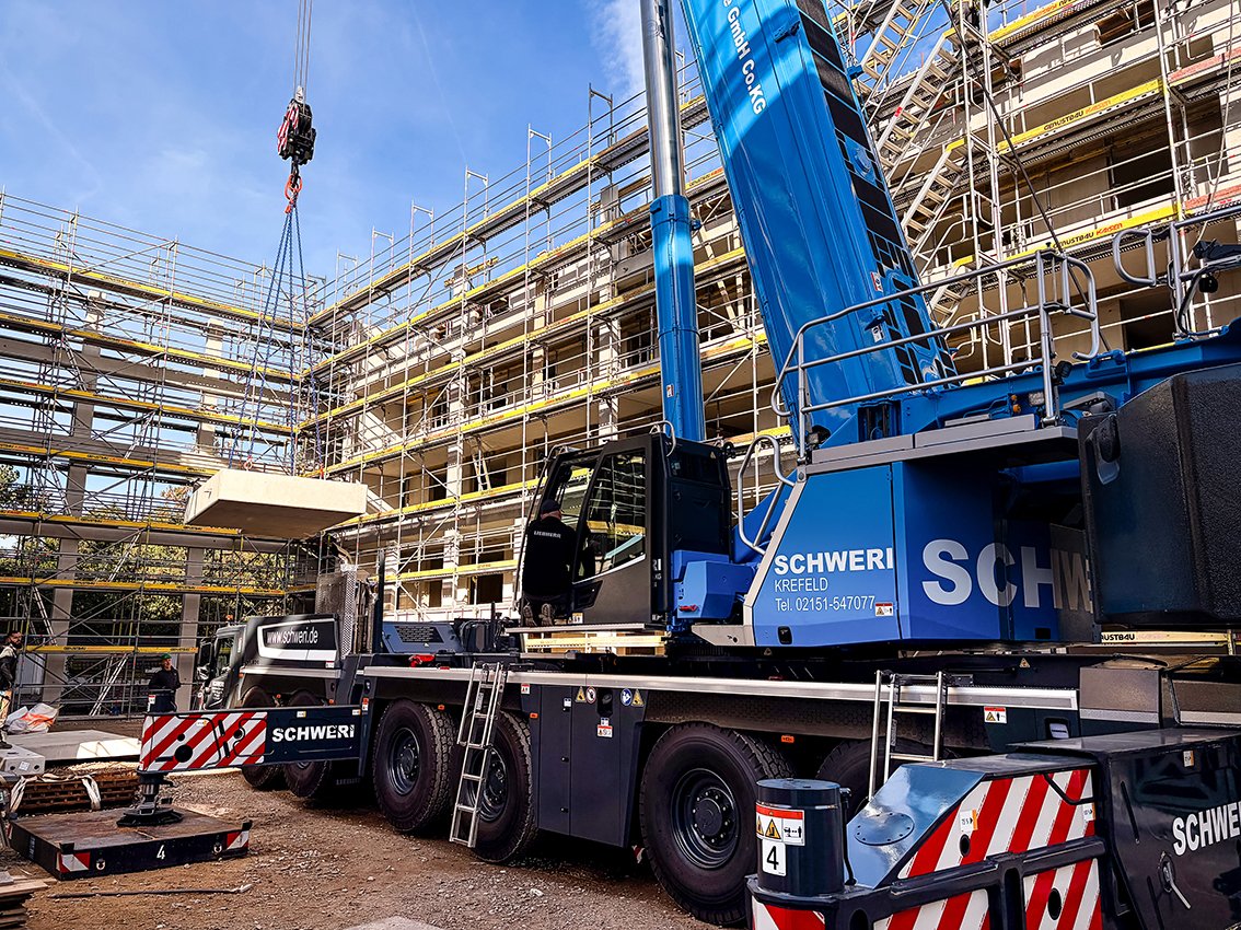 The Schweri LTM 1300-6.4 on its first job installing precast concrete elements in Dormagen