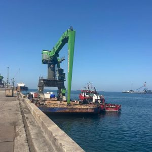 Sennebogen 895 E material handler on a pontoon at the quay in Iskenderun