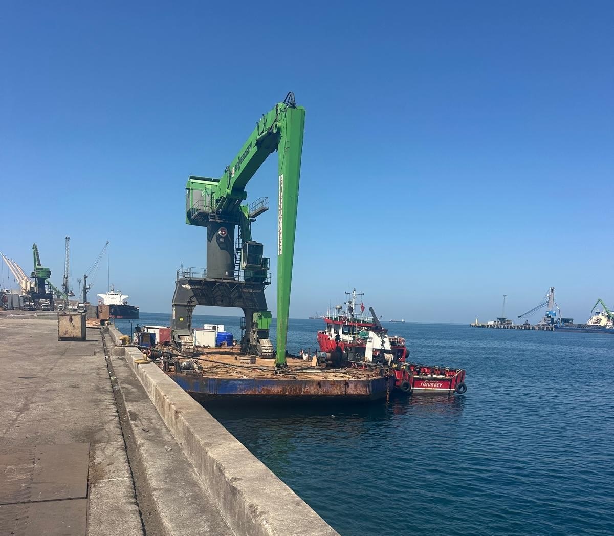 Sennebogen 895 E material handler on a pontoon at the quay in Iskenderun