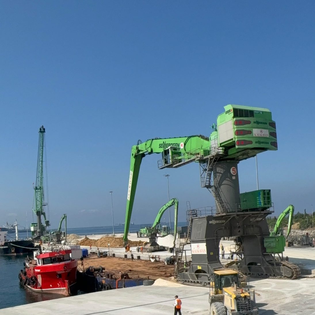 The 420-tonne Sennebogen 895 E back on the quay after unloading at Iskenderun