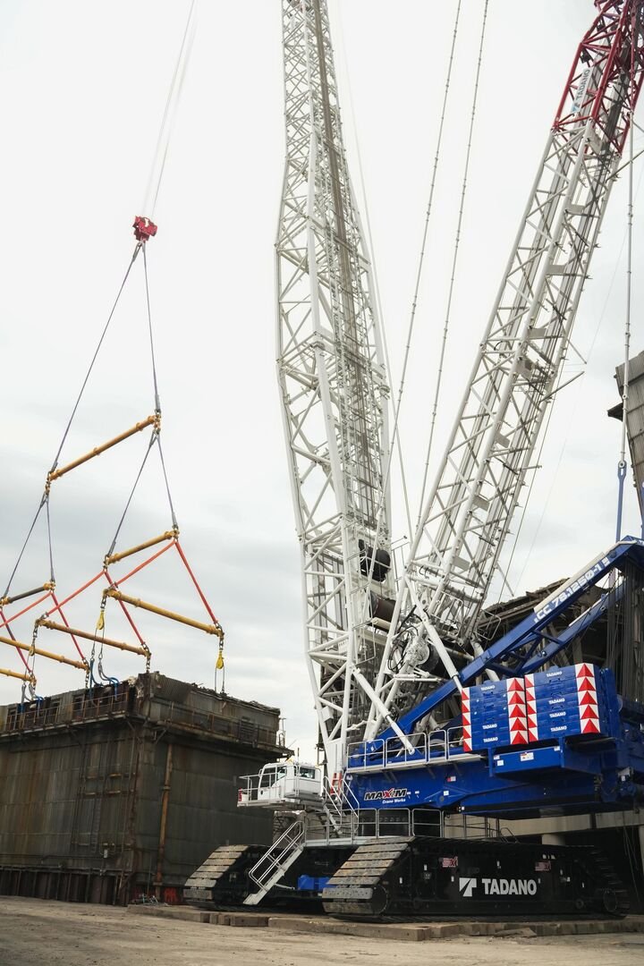 The CC 78.1250-1 rigged with 74 m of main boom and 48 m luffing jib for the baghouse lifts