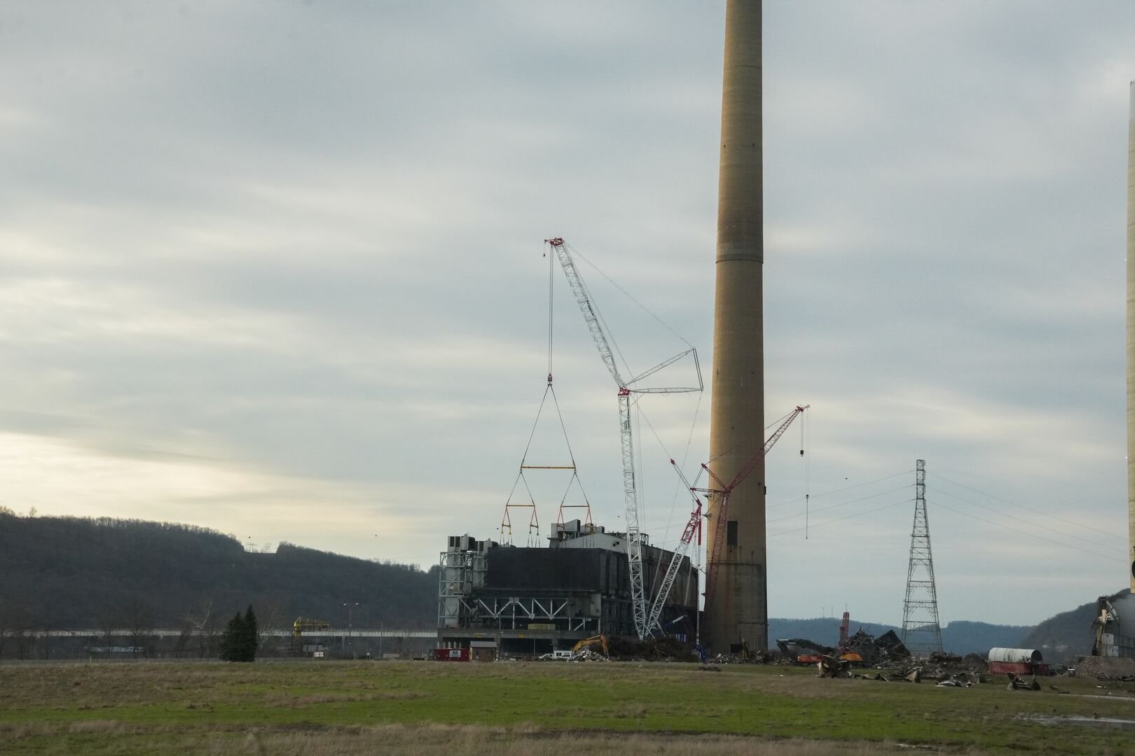Maxim Crane's Tadano CC 78.1250-1 with Superlift configuration at the W.H. Sammis demolition site on the Ohio River