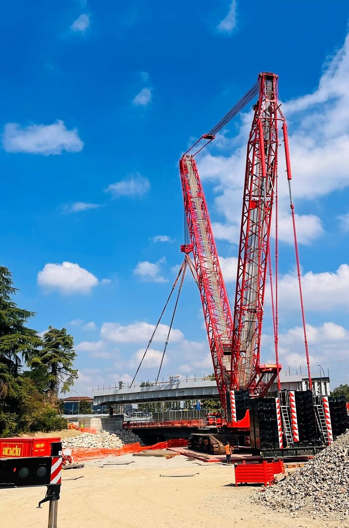 Autovictor's Tadano CC 38.650-1 rigged with 54-metre main boom and Vario-SL in Bologna