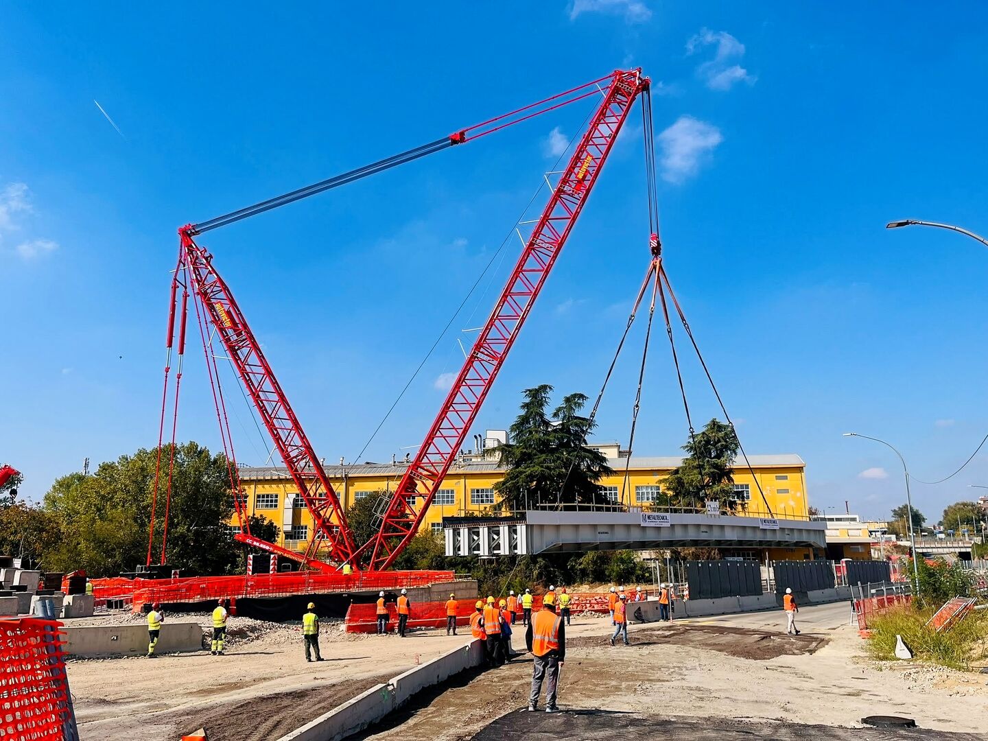 Tadano CC 38.650-1 lattice boom crawler crane lifting the 192-tonne tram bridge in Bologna
