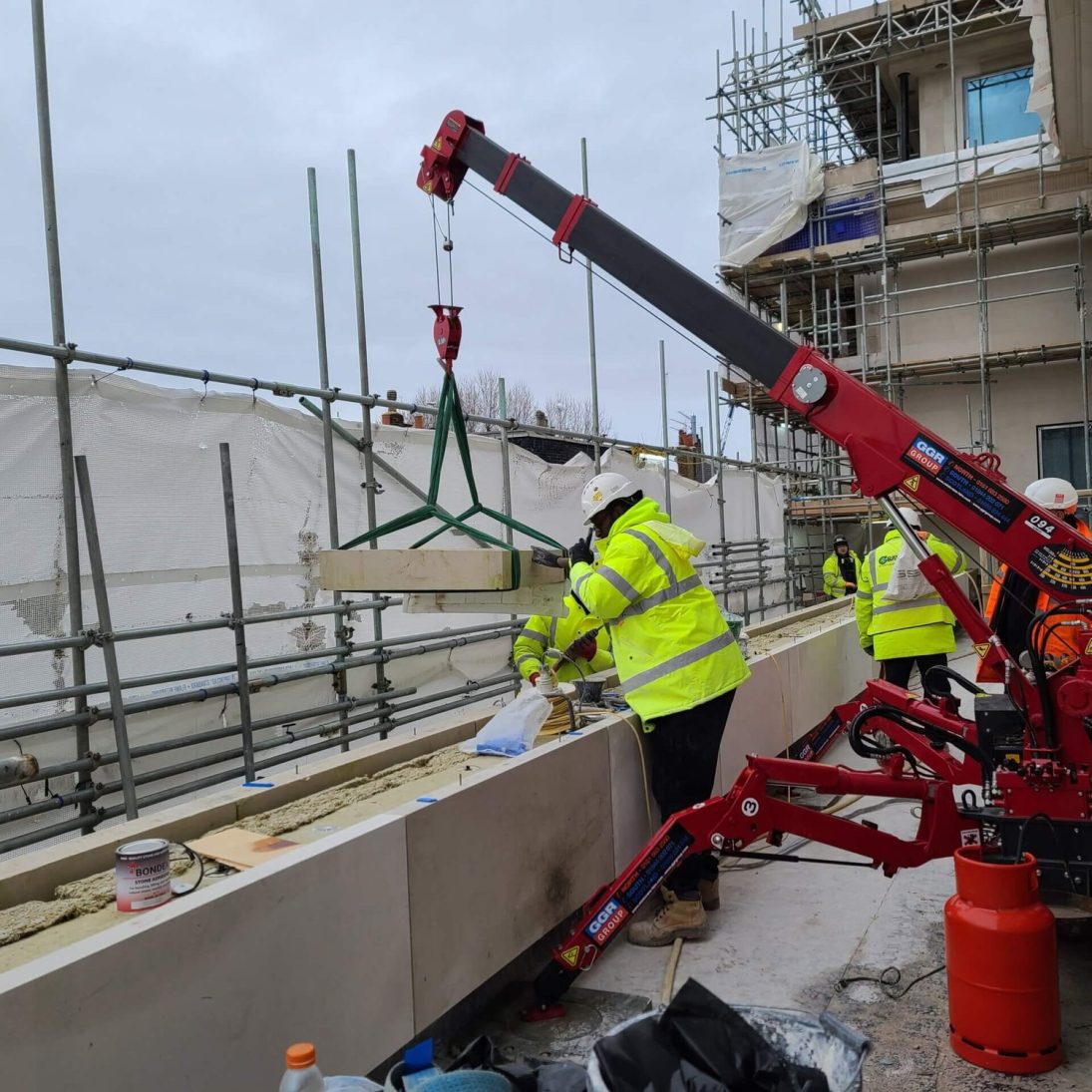 UNIC URW-094 mini spider crane working in a confined space