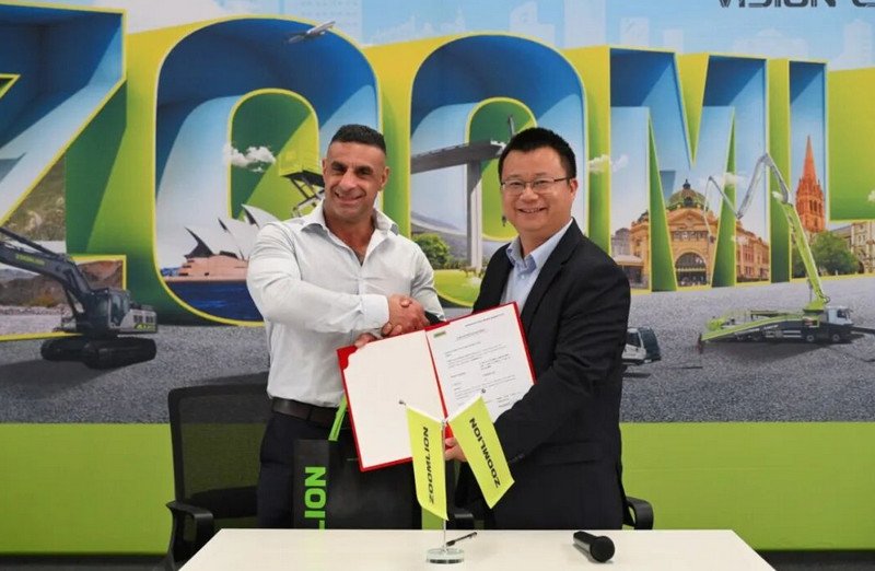 Customer and Zoomlion representative sign a crane order at the Brisbane branch opening